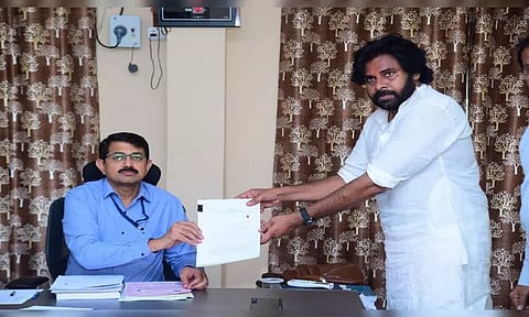 ஆந்திராவில் கட்சி தொண்டர்கள், ரசிகர்களுடன் சென்று நடிகர் பவன் கல்யாண் வேட்புமனு தாக்கல்