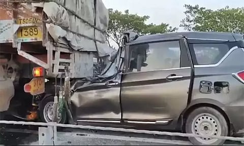 தெலுங்கானா: லாரி மீது கார் மோதிய விபத்தில் 6 பேர் பலி