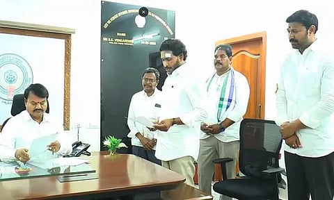 ஆந்திர முதல்-மந்திரி ஜெகன் மோகன் ரெட்டி வேட்புமனு தாக்கல்