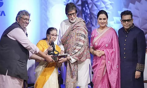 லதா தீனாநாத் மங்கேஷ்கர் புரஸ்கார் விருது பெற்ற அமிதாப் பச்சன்