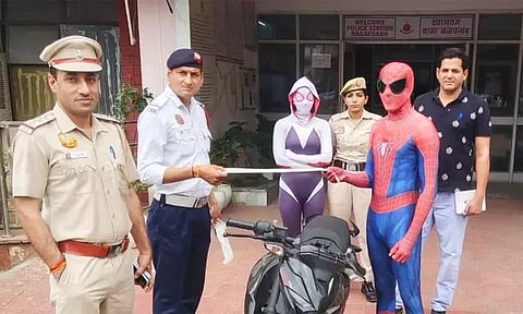 ஸ்பைடர் மேன் உடை அணிந்து பைக்கில் சாகசம்: இருவர் கைது