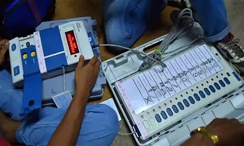 வாக்குப்பதிவு இயந்திரத்தை இரும்புக் கம்பியால் தாக்கிய இளைஞர் கைது: மராட்டியத்தில் பரபரப்பு