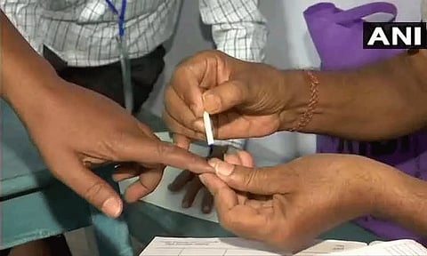 கர்நாடகத்தில் ஒரு வாக்குச்சாவடியில் 29-ந்தேதி மறுவாக்குப்பதிவு - தேர்தல் ஆணையம் அறிவிப்பு