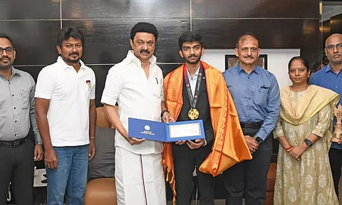 கேண்டிடேட்ஸ் தொடரில் சாம்பியன் பட்டம் வென்ற குகேசுக்கு ரூ. 75 லட்சம் ஊக்கத்தொகை: முதல்-அமைச்சர் மு.க.ஸ்டாலின் வழங்கினார்