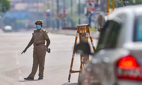 ராணுவம், காவல்துறை என தனியார் வாகனங்களில் ஸ்டிக்கர் ஒட்டக்கூடாது- காவல்துறை எச்சரிக்கை