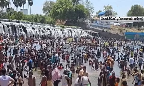 ஈரோடு கொடிவேரி தடுப்பணையில் குவிந்த சுற்றுலா பயணிகள் - அருவியில் குளித்து உற்சாகம்