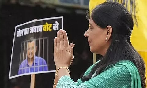 திகார் சிறையில் அரவிந்த் கெஜ்ரிவாலை சந்திக்க அவரது மனைவிக்கு அனுமதி மறுப்பு