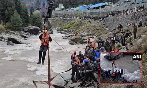 காஷ்மீர்: ஆற்றில் கார் கவிழ்ந்ததில் 4 பேர் பலி; 3 பேரின் கதி என்ன?