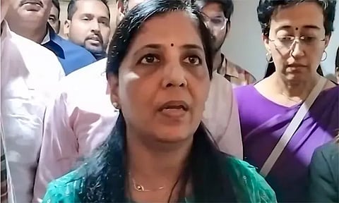 திகார் சிறையில் கெஜ்ரிவாலை சந்தித்த சுனிதா கெஜ்ரிவால், அதிஷி