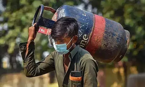 வணிக பயன்பாட்டுக்கான சிலிண்டர் விலை ரூ.19 குறைவு