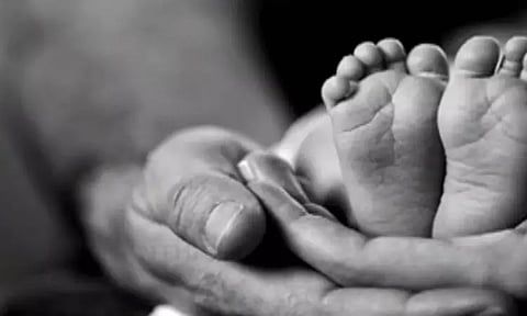 தனக்குத்தானே பிரசவம் பார்த்த செவிலியர்... குழந்தை வெளியே வராததால் செய்த அதிர்ச்சி சம்பவம்