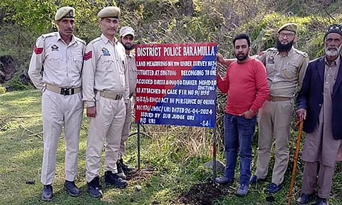 காஷ்மீர்: பாகிஸ்தானை சேர்ந்த பயங்கரவாதியின் லட்சக்கணக்கான மதிப்பிலான சொத்துகள் முடக்கம்