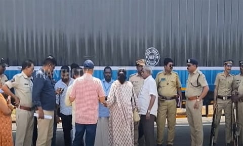 2 ஆயிரம் கோடி ரூபாய் பணத்துடன் சிக்கிய 4 கண்டெய்னர்கள் - ஆந்திராவில் பரபரப்பு