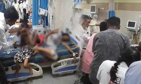 மேட்டுப்பாளையம் - கோத்தகிரி மலைப்பாதையில் சுற்றுலா பேருந்து கவிழ்ந்து விபத்து - 30-க்கும் மேற்பட்டோர் படுகாயம்