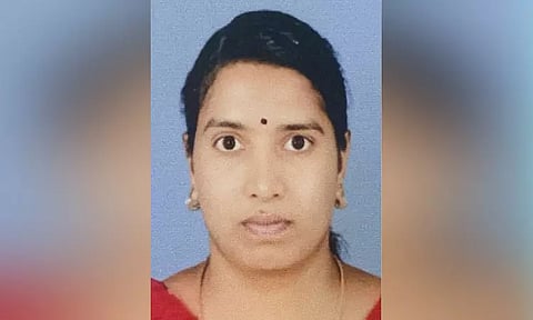 வீட்டில் தனியாக இருந்த பெண்ணை வெட்டிக் கொன்று நகை கொள்ளை - கோவையில் பரபரப்பு