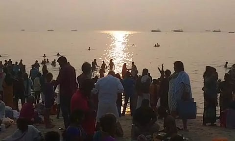 சித்திரை மாத அமாவாசை: ராமேஸ்வரத்தில் ஆயிரக்கணக்கான பக்தர்கள் குவிந்தனர்