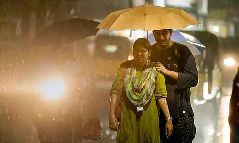 சென்னையில் அதிகாலை லேசான மழை... வெப்பம் தணிந்து குளிர்ச்சி நிலவியது