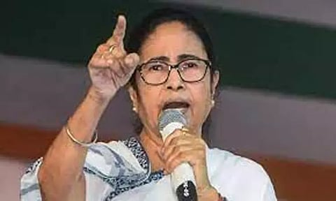 பணத்தை கொடுத்து ஓட்டுகளை வாங்குகிறார்கள் - மம்தா பானர்ஜி குற்றச்சாட்டு