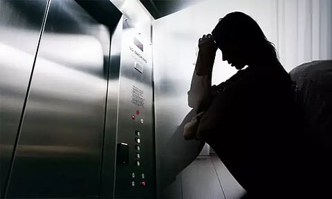 லிப்டிற்குள் பெண்ணை கட்டிப்பிடித்து மானபங்கம் செய்த தொழில் அதிபர்