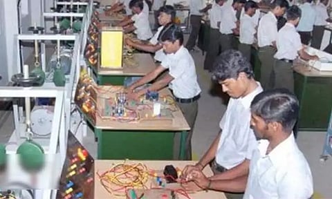 தொழிற்பயிற்சி நிலையங்களில் சேர நாளை முதல் விண்ணப்பிக்கலாம்