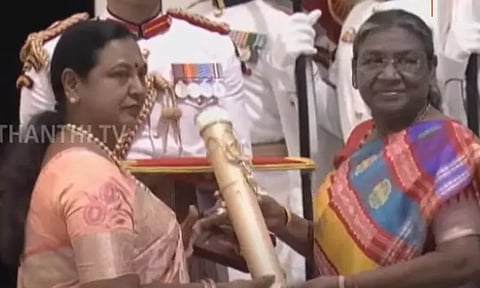 விஜயகாந்துக்கு பத்ம பூஷண் விருது - ஜனாதிபதியிடம் பெற்றுக்கொண்டார் பிரேமலதா