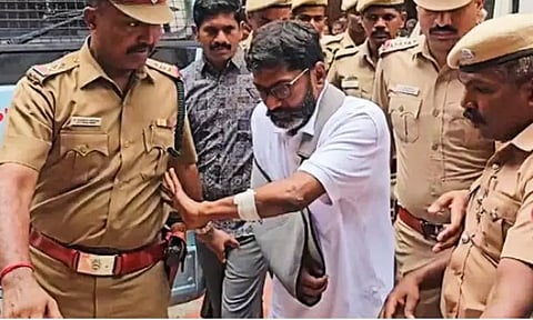 சவுக்கு சங்கர் வீடு, அலுவலகத்தில் போலீசார் திடீர் சோதனை