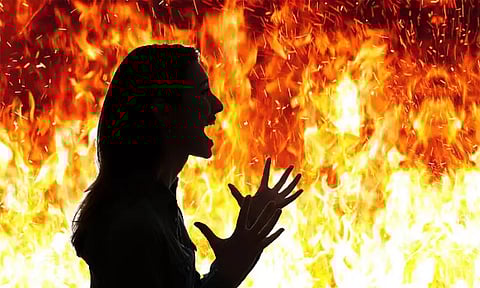 காதலனுக்கு இன்னொரு பெண்ணுடன் பழக்கம்?.... தீக்குளித்த கல்லூரி மாணவி - மயிலாடுதுறையில் பரபரப்பு