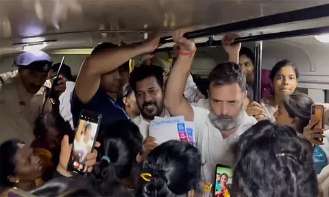 தெலுங்கானாவில் அரசு பஸ்சில் பயணம் செய்த ராகுல் காந்தி