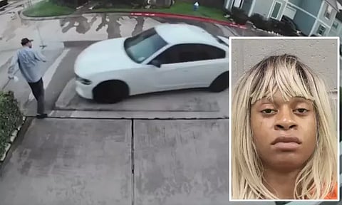 அமெரிக்காவின் ஹூஸ்டன் பகுதியில், சாலையில் நடந்து சென்ற நபர் மீது, திருநங்கை ஒருவர் காரை ஏற்றியும் கத்தியால் குத்தியும் கொலை செய்த சம்பவம் அப்பகுதி மக்களை அதிர்ச்சியடைய வைத்துள்ளது.