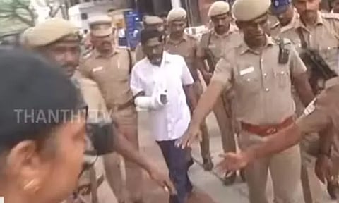 "என் உயிருக்கு ஆபத்து" போலீசார் முன்னிலையிலேயே ஆவேசமாக குரல் எழுப்பிய சவுக்கு சங்கர்