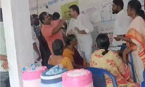 வரிசையில் வருமாறு கூறிய வாக்காளரை கன்னத்தில் அறைந்த எம்.எல்.ஏ... திருப்பி அடித்த வாக்காளர் - வாக்குச்சாவடியில் பரபரப்பு