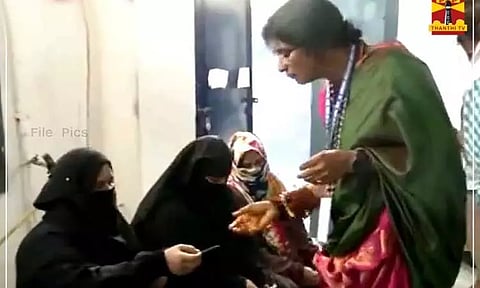 வாக்களிக்க வந்த இஸ்லாமிய பெண்களிடம் பா.ஜ.க. வேட்பாளர் பர்தாவை திறந்து முகத்தை காட்ட கூறியதால் பரபரப்பு