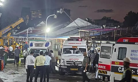 மராட்டியம்: விளம்பர பதாகை சரிந்து விழுந்து 8 பேர் பலி