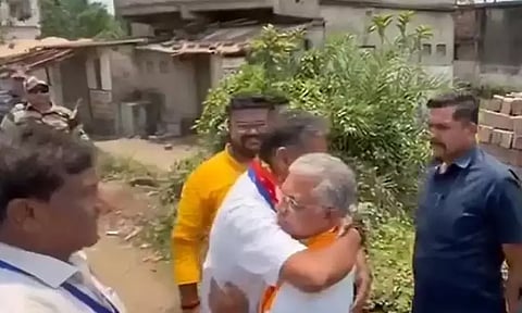 மேற்கு வங்காள தேர்தல்: பா.ஜனதா வேட்பாளரை கட்டித்தழுவிய கீர்த்தி ஆசாத்