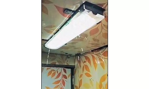 சதாப்தி எக்ஸ்பிரஸ் ரெயிலில் அருவி போல கொட்டிய மழைநீர்: பயணிகள் அவதி