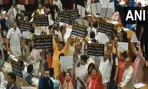 டெல்லி மாநகராட்சி கூட்டம், பாஜக ஆர்ப்பாட்டம்