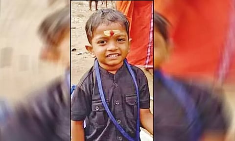 சபரிமலைக்கு சென்றுவிட்டு திரும்பியபோது மினி பஸ் கவிழ்ந்து விபத்து - சிறுவன் பலியான சோகம்