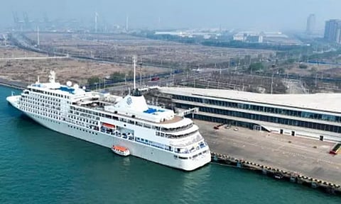 பொருளாதார மந்தநிலை: சொகுசு கப்பலில் சீனா செல்லும் அனைவருக்கும் இலவச விசா