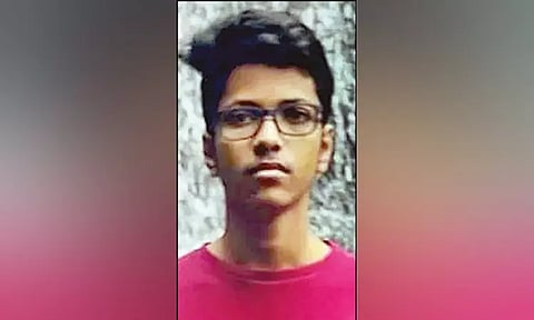 கல்லூரியின் 5-வது மாடியில் இருந்து குதித்து என்ஜினீயரிங் மாணவர் தற்கொலை