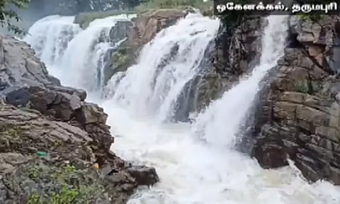 தொடர் மழை.. ஒகேனக்கல் காவிரி ஆற்றில் நீர்வரத்து கணிசமாக அதிகரிப்பு