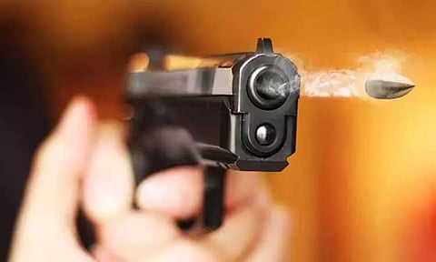 மேற்கு வங்காளம்: திரிணாமுல் காங்கிரஸ் பஞ்சாயத்து தலைவர் மீது துப்பாக்கி சூடு