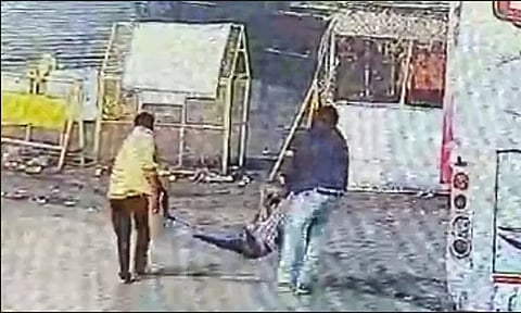 பஸ் மோதி உயிருக்கு போராடிய வாலிபரை சாலையோரம் வீசிச்சென்ற டிரைவர், கிளீனர்... மடிந்து போன மனிதநேயம்