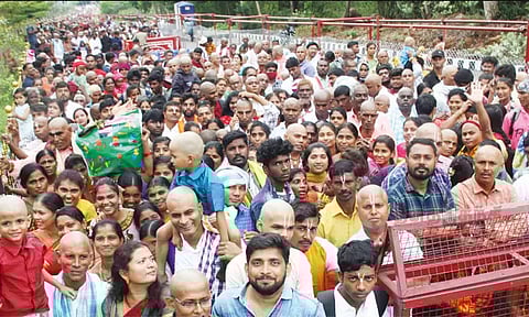 திருப்பதி கோவிலில் பக்தர்கள் கூட்டம் அலைமோதல்: 5 கிலோ மீட்டர் தூரம் வரிசையில் காத்திருப்பு