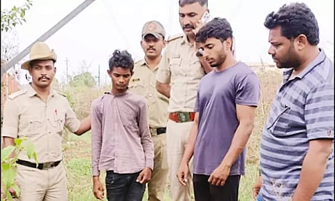 செல்போன் கொடுக்க மறுத்ததால் தம்பியை சுத்தியலால் அடித்துக் கொன்ற அண்ணன்