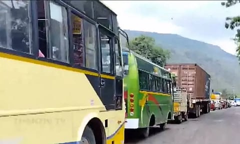 தருமபுரி: மஞ்சவாடி பகுதியில் கடும் போக்குவரத்து நெரிசல் - பல கி.மீட்டருக்கு அணிவகுத்து நிற்கும் வாகனங்கள்