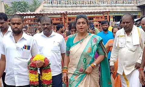 அருணாசலேஸ்வரர் கோவிலில் ரோஜா சாமி தரிசனம்