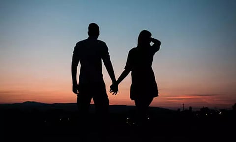 காதலனை திருமணம் செய்ய முடியாததால் இளம்பெண் தற்கொலை