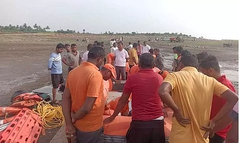 அணைக்கட்டுப் பகுதியில் படகு கவிழ்ந்து விபத்து - 2 குழந்தைகள் உட்பட 6 பேர் நீரில் மூழ்கி பலி