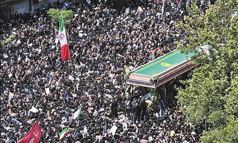 ஈரான் அதிபர் இப்ராஹிம் ரைசியின் இறுதி ஊர்வலம்: பல்லாயிரக்கணக்கான மக்கள் திரண்டு அஞ்சலி