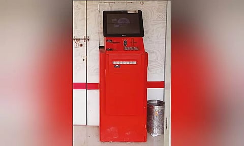 100 ரூபாய்க்கு பதிலாக 500 ரூபாய் நோட்டுகளை அள்ளி கொடுத்த ஏ.டி.எம். எந்திரம்